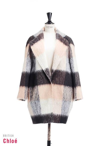 <strong>Chloé｜クロエ</strong><br /><br />柔らかなモヘアの風合いと優しい色合いのブロックチェックがフェミニンなブランケット風コート。オーバーシルエットをさらっと小粋に羽織りたい！<br /><br /><br />コート 23万1000円<br /><br />クロエ インフォメーションデスク<br />Tel. 03-4335-1750