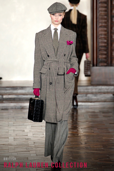 <strong>RALPH LAUREN COLLECTION｜<br />ラルフ ローレン コレクション</strong><br /><br />ブリティッシュトラッドの代表柄、グレンチェックのマニッシュなダブルブレストコート。ガウンのようにベルトで留めたこなれた着こなしをビビッドな差し色で引き締めたスタイリングに注目！<br /><br /><br />コート　51万4500円<br /><br />ラルフ ローレン 表参道<br />Tel. 03-6438-5800