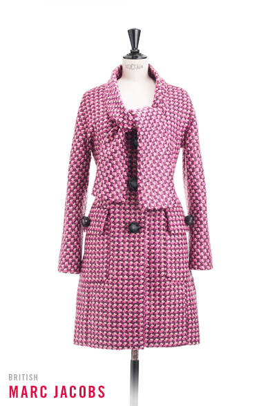 <strong>MARC JACOBS｜マーク ジェイコブス</strong><br /><br />大ぶりなボタンをアクセントにしたボウタイ付きコートは、ボタンを上まできっちり締めて、グッドガール風の着こなしもお薦め！<br /><br /><br />コート（伊勢丹新宿店限定カラー）　19万6350円<br /><br />マーク ジェイコブス カスタマーセンター<br />Tel. 03-4335-1711