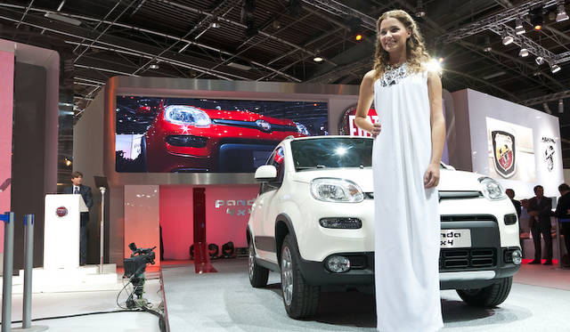 <strong>Fiat Panda 4x4｜フィアット パンダ 4ｘ4</strong><br />パリモーターショーでの発表のようす。車内から登場したモデル女性はミス・イタリア