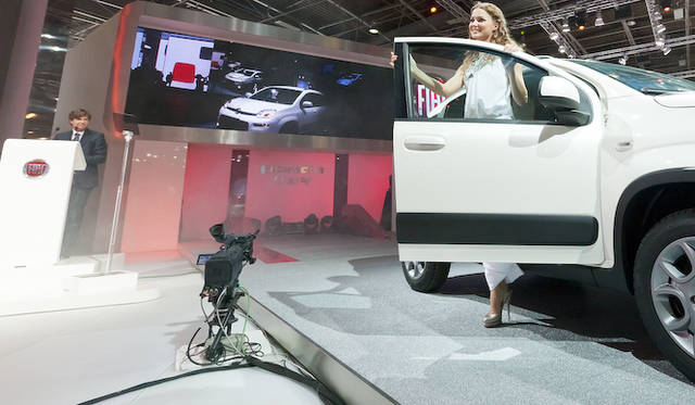 <strong>Fiat Panda 4x4｜フィアット パンダ 4ｘ4</strong><br />パリモーターショーでの発表のようす。車内から登場したモデル女性はミス・イタリア