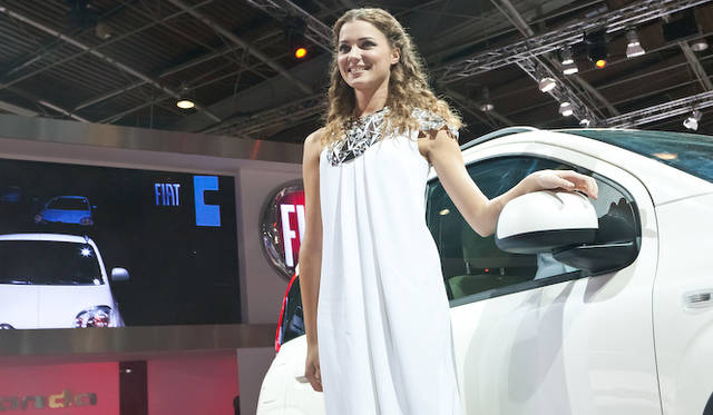 <strong>Fiat Panda 4x4｜フィアット パンダ 4ｘ4</strong><br />パリモーターショーでの発表のようす。車内から登場したモデル女性はミス・イタリア