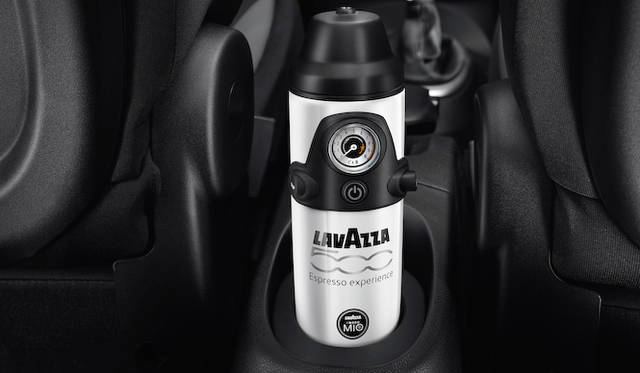 <strong>Fiat 500L｜フィアット 500L（チンクエチェントL）</strong><br />世界初、車載用エスプレッソマシン。Lavazza社のマシン本体と車両のデッキ、各種ホルダーがセットになったオプション