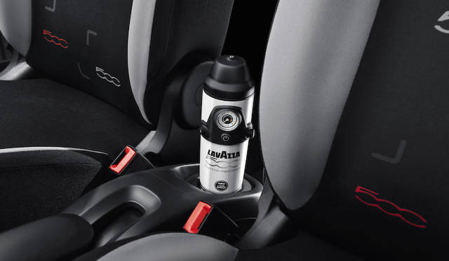 <strong>Fiat 500L｜フィアット 500L（チンクエチェントL）</strong><br />世界初、車載用エスプレッソマシン。Lavazza社のマシン本体と車両のデッキ、各種ホルダーがセットになったオプション