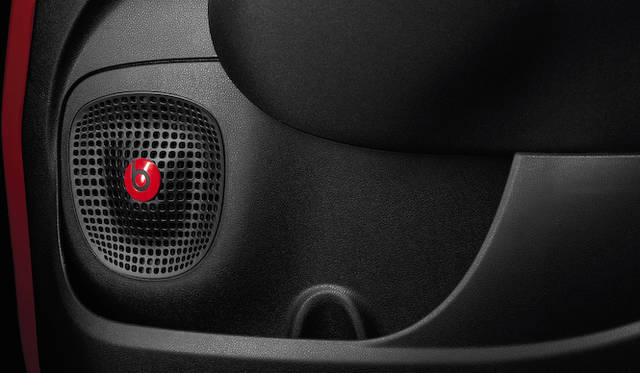<strong>Fiat 500L｜フィアット 500L（チンクエチェントL）</strong><br />オプションのビーツオーディオ。6スピーカー＋サブウーファーが装備される