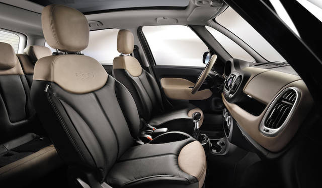 <strong>Fiat 500L｜フィアット 500L（チンクエチェントL）</strong><br />オプションのリビング レザーシート。写真はベージュ／ダークグレーのくみあわせ