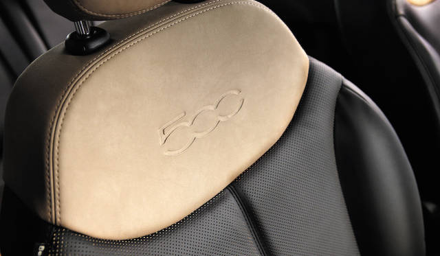 <strong>Fiat 500L｜フィアット 500L（チンクエチェントL）</strong><br />オプションのリビング レザーシート。写真はベージュ／ダークグレーのくみあわせ