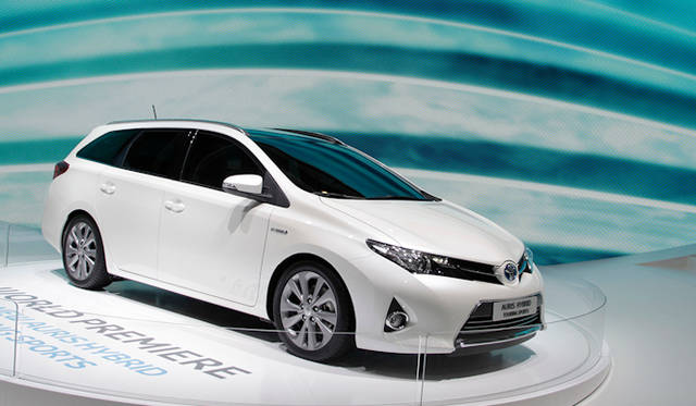 <strong>TOYOTA AURIS HYBRID TOURING SPORTS｜トヨタオーリス ハイブリッド ツーリングスポーツ</strong>