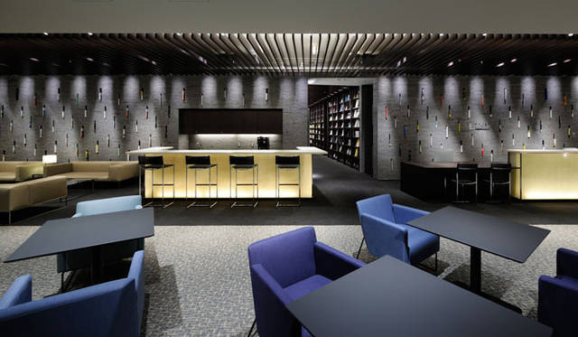 <strong>BIZCOLI｜ビズコリ</strong>　「ビズ・コミュニケーション・ライブラリ－（BIZCOLI-BIZ COMMUNICATION LIBRARY）」　交流ラウンジ（bar counter）