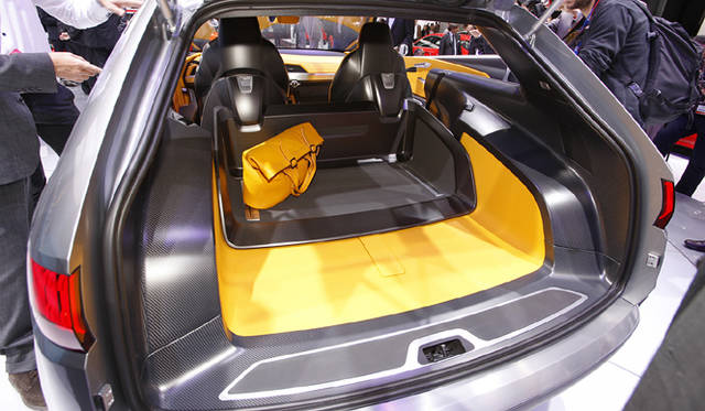 <strong>Audi crosslane coupe｜アウディ クロスレーン クーペ</strong>　電動スライド式のカゴのようなものを備えたトランクルーム