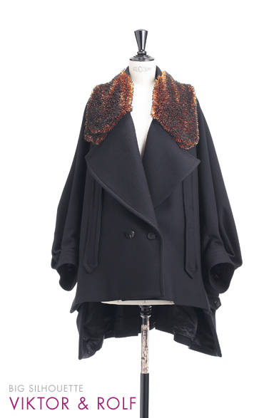 <strong>VIKTOR&ROLF｜ヴィクター＆ロルフ</strong><br /><br />カラーに大胆にあしらわれたビーズが印象的なコートは、前身頃と後ろ身頃の丈がアシンメトリーになったユニークなシルエットや、極端に大きなカラーやドルマンスリーブなど、個性的なデザインがモードコンシャスなスタイルに。<br /><br /><br />コート69万3000円<br /><br />スタッフ インターナショナル ジャパン<br /> Tel. 03-5794-9931