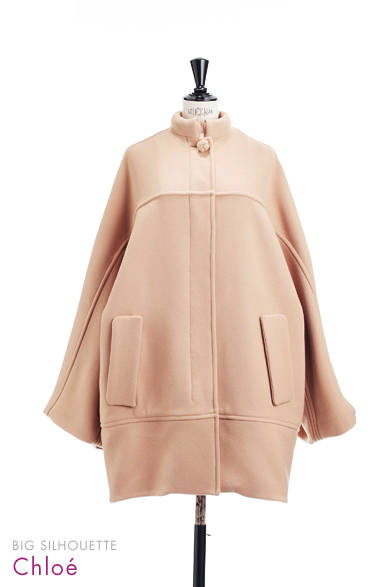 <strong>Chloé｜クロエ</strong><br /><br />すっきりコンパクトなスタンドカラーと、裾に向かって広がるコクーンシルエットの対比が個性的。<br /><br /><br />コート 24万5700円<br /><br />クロエ インフォメーションデスク<br />Tel. 03-4335-1750