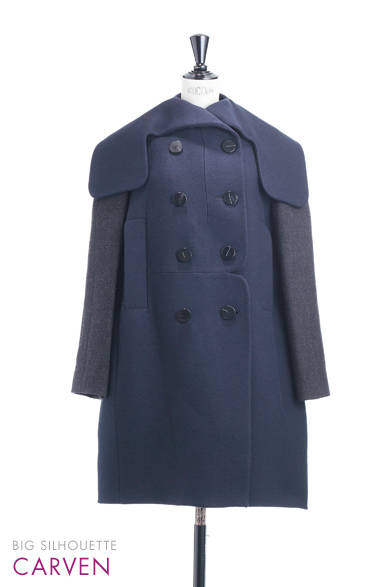 <strong>CARVEN｜カルヴェン</strong><br /><br />修道士の肩衣のような衿もとのデザインが特徴的なダブルのコートは、身頃と袖の素材を変えた異素材ミックスで遊び心をプラス。<br /><br /><br />コート14万8050円<br /><br />ブルーベル・ジャパン（ファッション事業本部）<br />Tel. 03-5413-1050