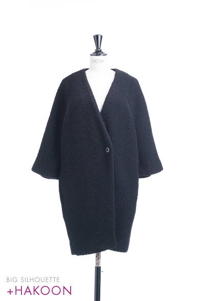 <strong>+HAKOON｜タクーン アディション</strong><br /><br />コクーンシルエットに七分袖、ノーカラーと、フェミニンなシルエットのコートは、ロンググローブを合わせて往年の女優のような着こなしを楽しみたい。<br /><br /><br />コート 7万1400円<br /><br />ブランドニュース<br />Tel. 03-3797-3673