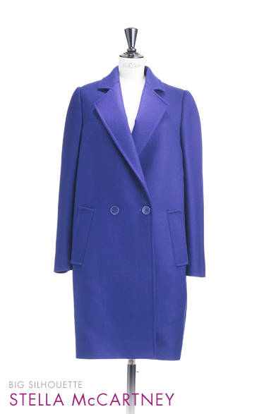 <strong>STELLA McCARTNEY｜ステラ マッカートニー</strong><br /><br />ベーシックなダブルブレストジャケットのデザインをビックシルエットにアレンジした、ステラ マッカートニーらしさが冴える鮮やかなブルーのツイードコート。着こなしにビビッドなアクセントを効かせて。<br /><br /><br />コート 17万6400円<br /><br />ステラ マッカートニー ジャパン<br />Tel. 03-3710-3102