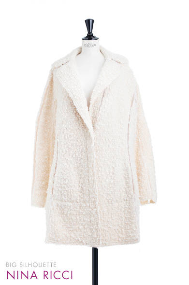 <strong>NINA RICCI｜ニナ リッチ</strong><br /><br />ところどころにほどこされた繊細なチュールが儚さと透明感を生む、まるで冬空に舞う粉雪のようにイノセントなホワイトのツイードコート。<br /><br /><br />コート　26万400円<br /><br />コロネット<br />Tel. 03-5216-6517