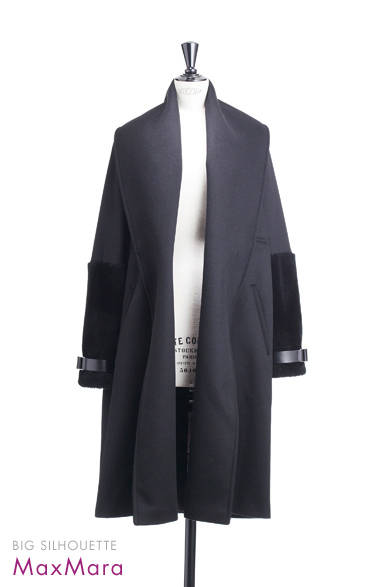 <strong>Max Mara｜マックスマーラ</strong><br /><br />ガウンのようにさらりと羽織るシックなコートは、アームにほどこされたブラックのファーとレザーベルトがマニッシュなアクセントとして効いている。<br /><br /><br />コート 34万6500円<br /><br />マックスマーラ ジャパン<br />Tel. 03-5467-3700