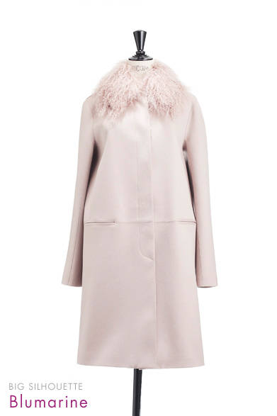 <strong>Blumarine｜ブルマリン</strong><br /><br />上品なベージュとフェミニンなコクーンシルエットを組み合わせた美人コート。衿もとにファーを飾って華やかに。<br /><br /><br />コート 29万4000円<br /><br />ブルーベル・ファッション<br />Tel. 03-5413-1128