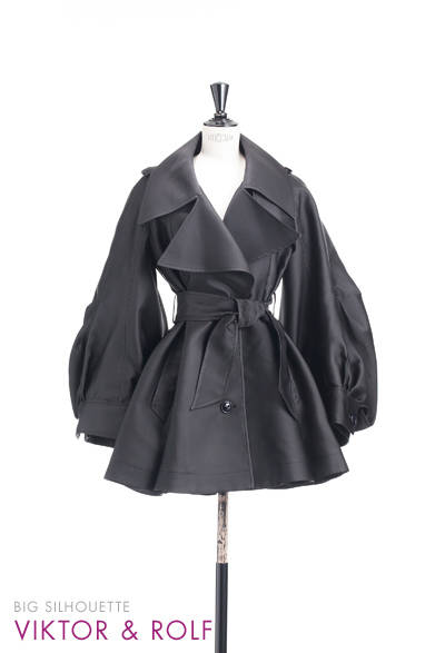 <strong>VIKTOR&ROLF｜ヴィクター＆ロルフ</strong><br /><br />大きなカラーに存在感のあるベルスリーブと、ドラマチックな着こなしに仕上げるトレンチコートの進化形。<br /><br /><br />コート 42万円<br /><br />スタッフ インターナショナル ジャパン<br /> Tel. 03-5794-9931