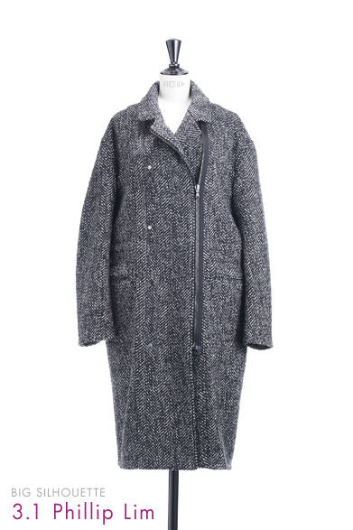 <strong>3.1 phillip lim｜3.1 フィリップ リム</strong><br /><br />ライダースジャケットをそのままコートにしたような、コクーンシルエットのオーバーコート。ユニークなデザインも、ツイードがシックに仕上げてくれる。<br /><br />コート 16万5900円<br /><br />3.1 フィリップ リム ジャパン<br />Tel. 03-5411-2870