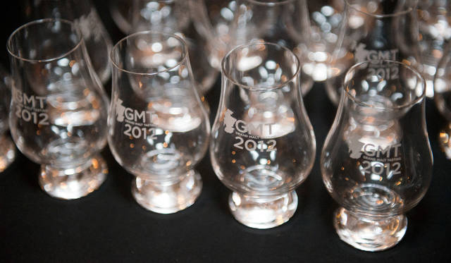 <strong>MHDグランド　モルト　テイスティング　2012｜</strong>来場者には、入り口でテイスティング用のグラスが配られる。テイスティングコーナーでは、各ブランドの主力商品だけでなく、限定ものや秘蔵コレクション、発売前の商品も登場し、訪れた約300人の来場者を大いに沸かせていた