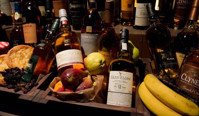 <strong>MHDグランド　モルト　テイスティング　2012｜</strong>シングルモルトの風味を食べ物や植物で表したユニークなディスプレイ