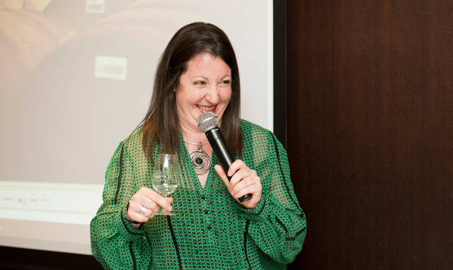 <strong>MHDグランド　モルト　テイスティング　2012｜</strong>ラガヴーリン蒸留所所長、ジョージー・クロフォード氏　「テイスティングをするときには、ぜひ目を閉じて、ピートの香るスモーキーな風味を存分に味わってみてください」