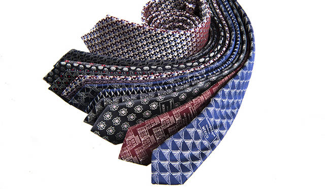 <strong>Ermenegildo Zegna｜エルメネジルド ゼニア</strong>　 ゼニアブティックが位置する世界13都市を表す限定ネクタイ　各2万4150円