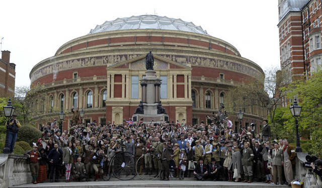<strong>Mercedes-Benz Fashion Week TOKYO 「Tweed Run Tokyo 2012」</strong>　ロンドンの「The Tweed Run」開催風景