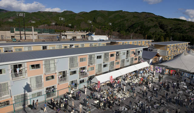 <strong>AAF通信│建築レクチュアシリーズ217[nie - ichi - nana]  ゲストスピーカーに坂 茂氏が登場</strong>　Onagawa Container Temporary Housing, 2011 (C) Shigeru Ban Architects