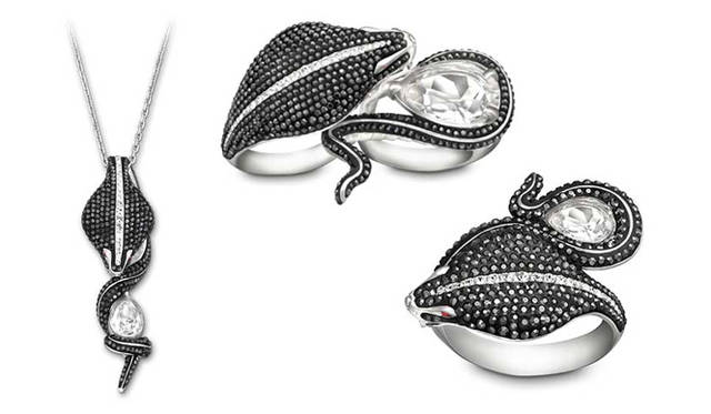 <strong>SWAROVSKI｜スワロフスキー</strong>　「QUEEN COBRA」 左からペンダント 3万450円、ダブルリング 4万8300円、リング 2万6460円