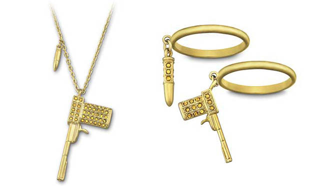 <strong>SWAROVSKI｜スワロフスキー</strong>　50周年アニバーサリーコレクション「GOLDEN GUN」 左からペンダント 1万6800円、リング 1万6275円