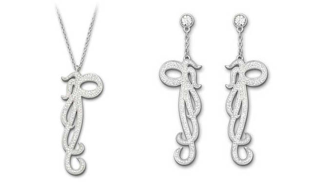 <strong>SWAROVSKI｜スワロフスキー</strong>　50周年アニバーサリーコレクション「OCTOPUSSY」 左からペンダント 2万3625円、イヤリング 2万2575円