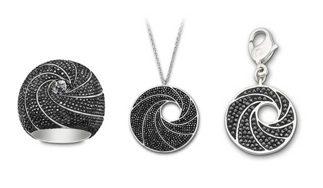 <strong>SWAROVSKI｜スワロフスキー</strong>　50周年アニバーサリーコレクション「GUN BARREL」 左からリング 2万8350円、ペンダント 2万3625円、チャーム 1万1025円