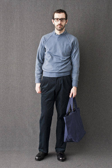 <strong>FUJITO｜フジト</strong>　2012-13年秋冬コレクション　Crew Neck Knit 2万4150円、 B.D Shirts 1万7850円、Slacks Pants 2万2050円、Tote Bag-M 1万2600円