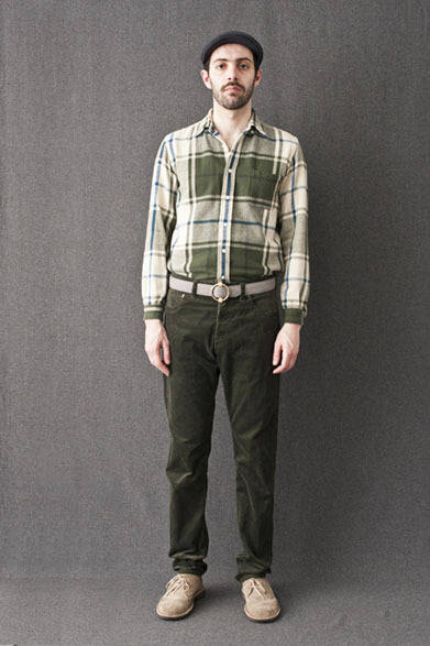 <strong>FUJITO｜フジト</strong>　2012-13年秋冬コレクション　B.D Shirts 1万8900円、5P Cord Pants 1万8900円、Leather Ring Belt 1万2600円、Hunting 9450円