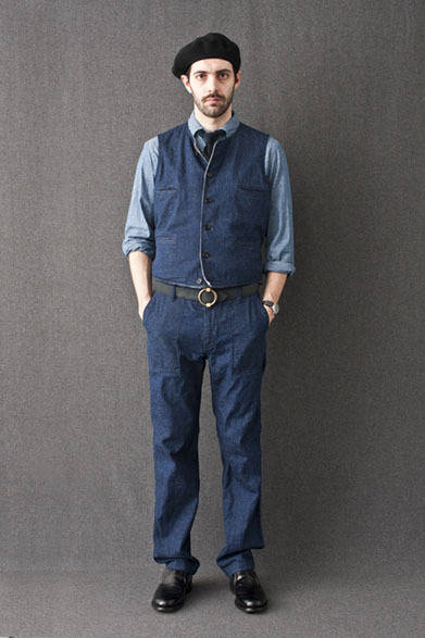 <strong>FUJITO｜フジト</strong>　2012-13年秋冬コレクション　Reversible Vest 2万3100円、B.D Shirts 1万8900円、Fatigue Pants 1万8900円、Beret 8400円、Leather Ring Belt 1万2600円