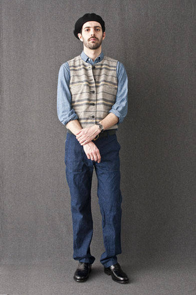 <strong>FUJITO｜フジト</strong>　2012-13年秋冬コレクション　Reversible Vest 2万3100円、B.D Shirts 1万8900円、Fatigue Pants 1万8000円、Beret 8400円、Leather Ring Belt 1万2600円
