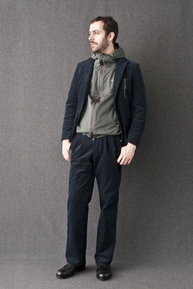 <strong>FUJITO｜フジト</strong>　2012-13年秋冬コレクション　Single 1B Jacket 3万7800円、Phenix Vapor Jacket 2万6250円、Slacks Pants 2万2050円