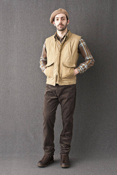 <strong>FUJITO｜フジト</strong>　2012-13年秋冬コレクション　A-2 Vest 3万9900円、B.D Shirts 1万8900円、5P Cord Pants 1万8900円、Beret 8400円