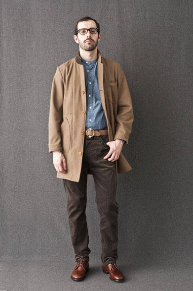 <strong>FUJITO｜フジト</strong>　2012-13年秋冬コレクション　Shop Coat 3万3600円、Stand Coller Shirts 1万7850円、5P Cord Pants 1万8900円、Leather Ring Belt 1万2600円