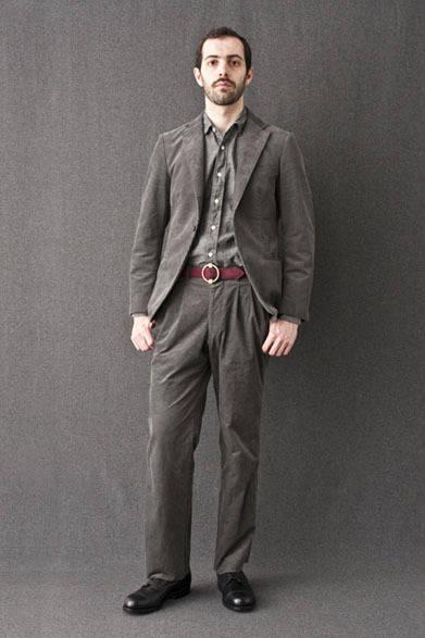 <strong>FUJITO｜フジト</strong>　2012-13年秋冬コレクション　Single 1B Jacket 3万7800円、B.D Shirts 1万8900円、Slacks Pants 2万2050円、Leather Ring Belt 1万2600円