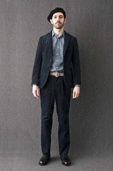 <strong>FUJITO｜フジト</strong>　2012-13年秋冬コレクション　Single 1B Jacket 3万7800円、B.D Shirts 1万89000円、Slacks Pants 2万2050円、Beret 8400円、Leather Ring Belt 1万2600円
