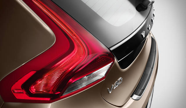 <strong>Volvo V40 Cross Country｜ボルボ V40 クロスカントリー</strong>