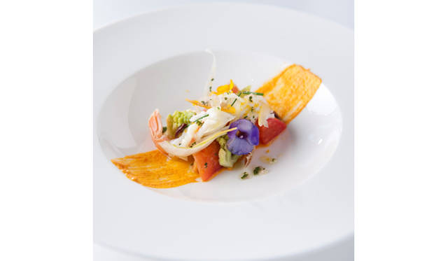 <strong>ARMANI / RISTORANTE│アルマーニ / リストランテ</strong>　スカンピのカタラーナ風 カラスミ ブロッコリーロマネスコとフルーツトマトを添えて（ディナーコース「ジョルジオ・アルマーニの愛するメニュー」　1万4000円のひと皿）