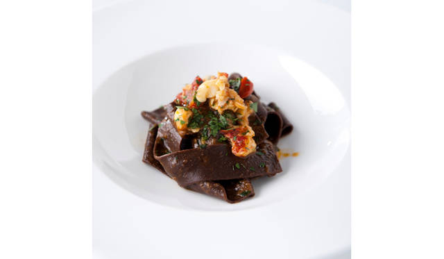 <strong>ARMANI / RISTORANTE│アルマーニ / リストランテ</strong>　カカオとペペロンチーノを練り込んだパッパルデッレ オマール海老を使ったソース（ディナーコース「DEGUSTAZIONE」　1万8000円のひと皿）