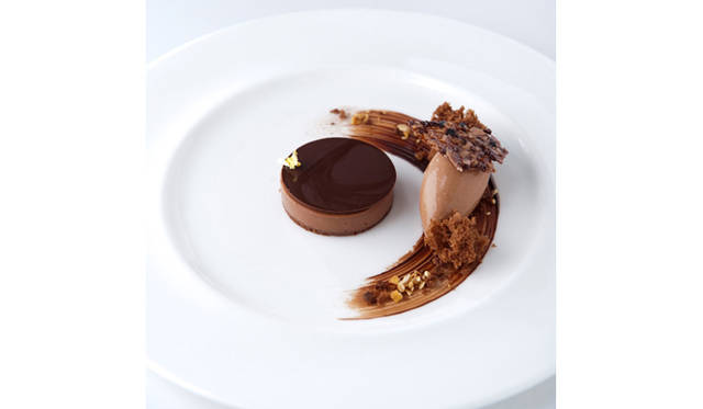 <strong>ARMANI / RISTORANTE│アルマーニ / リストランテ</strong>　滑らかに仕上げたマンジャリチョコレートのタルト マンジャリチョコレートのジェラートを添えて（ディナーコース「ジョルジオ・アルマーニの愛するメニュー」　1万4000円のひと皿）