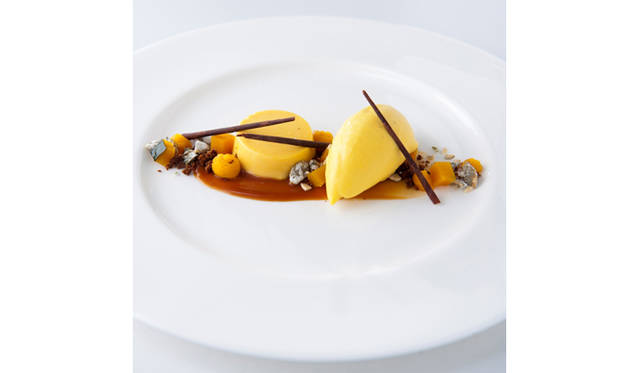 <strong>ARMANI / RISTORANTE│アルマーニ / リストランテ</strong>　南瓜のデザートバリエーション ジェラート チュイール フラン（女子会ランチプラン「ガールズ アウティング!!」　9800円のひと皿）