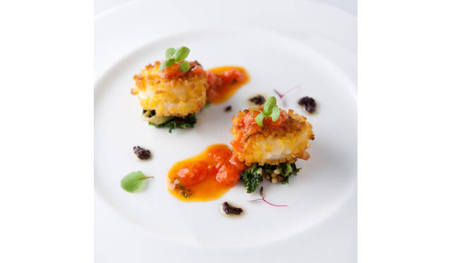 <strong>ARMANI / RISTORANTE│アルマーニ / リストランテ</strong>　帆立と燻製プロボーラチーズのインカロッツァ エンダイブのソテー フルーツトマトのソース タジャスカオリーブのアクセント（ランチコース「ASSAGGI」　3800円のひと皿）