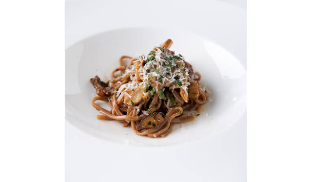 <strong>ARMANI / RISTORANTE│アルマーニ / リストランテ</strong>　栗の粉で作ったキタッラ イタリア産ポルチーニを使ったソース（ランチコース「AUTUNNO」　8800円のひと皿）